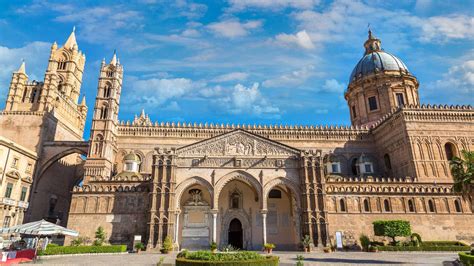 Foto panoramica della Cattedrale di Palermo che mostra la sua imponente architettura e i diversi stili