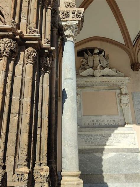 Dettaglio ravvicinato della colonna della Cattedrale di Palermo con l'iscrizione araba
