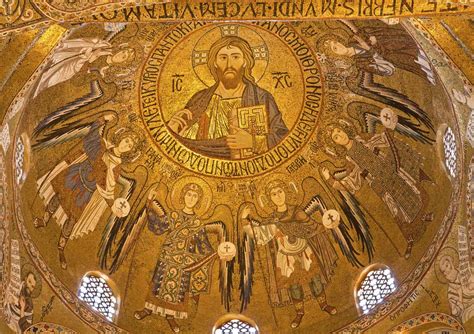 Interno della Cappella Palatina, evidenziando il soffitto a muqarnas e i mosaici bizantini