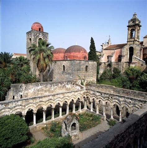 Foto esterna della Chiesa di San Giovanni degli Eremiti con le sue caratteristiche cupole rosse