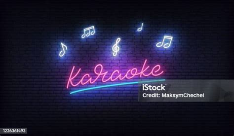 Due persone che cantano al karaoke con note musicali fluttuanti e un microfono