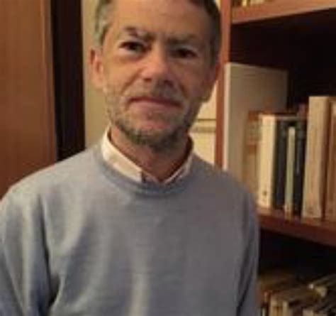 Ritratto di Angelo Giubileo con sfondo che evoca libri e università