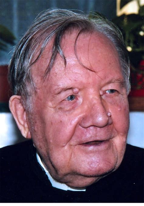 Foto di Don Luigi Villa da giovane, sacerdote