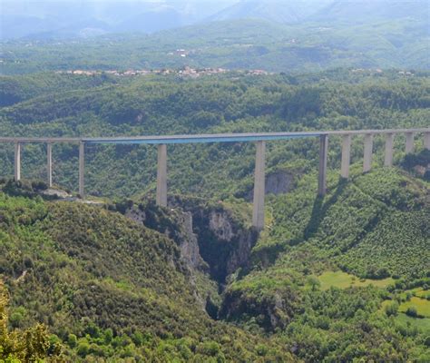 Illustrazione di un'auto quasi precipitante da un viadotto
