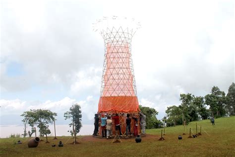 Torre Warka Water in un paesaggio arido