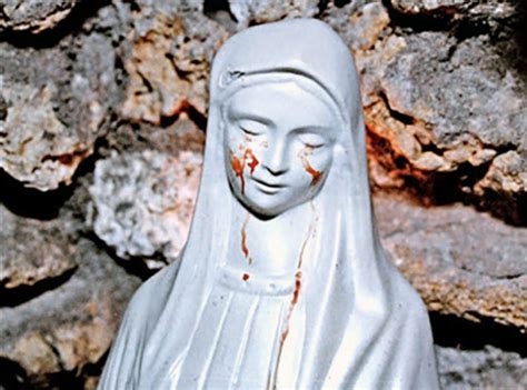 Una statua della Madonna con presunte lacrime di sangue