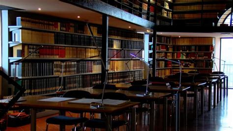 Interno della Biblioteca di Farfa, con scaffali e volumi
