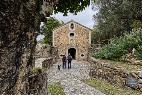 Pellegrini in cammino verso un santuario montano nel Cilento con offerte votive
