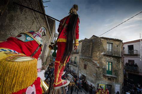 Illustrazione o foto di maschere e costumi sgargianti della Festa dei Giudei di San Fratello o dei diavoli di Adrano