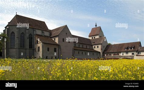 Foto ravvicinata della facciata o del Westwerk dell'Abbazia di Reichenau