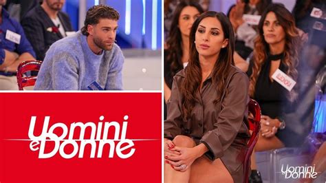 Gruppo di giovani uomini e donne riuniti in uno yacht in mezzo al mare, atmosfera tesa