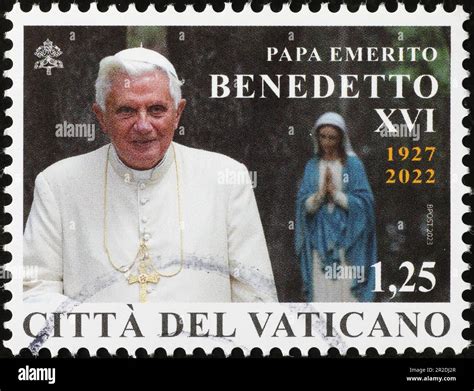 Ritratto di Papa Emerito Benedetto XVI in preghiera