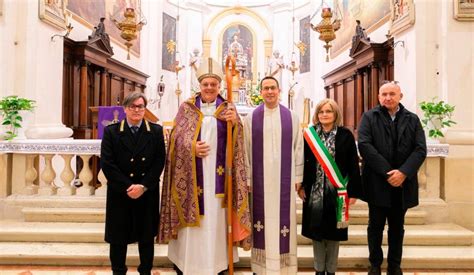 Foto di Don Daniele Trentin durante la messa di ingresso, con il Vescovo e altri sacerdoti