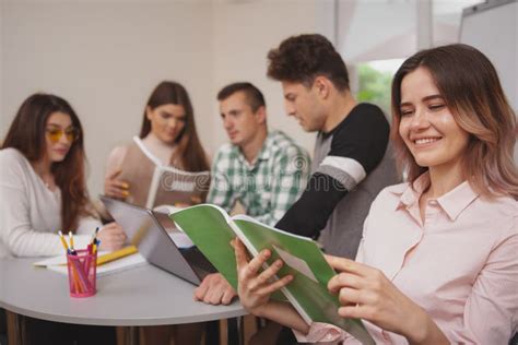Missionari che studiano insieme il manuale