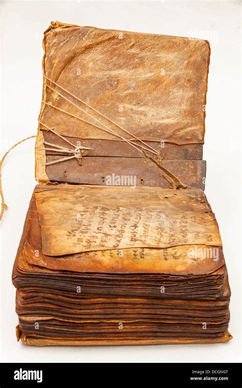 Manoscritto antico con rotoli