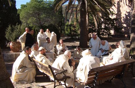 monaci certosini in preghiera o meditazione in un ambiente silenzioso