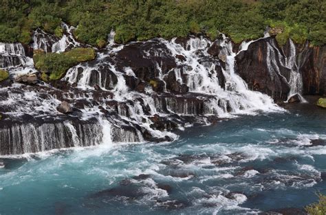 Le cascate di Hraunfossar con l'acqua che sgorga dalla lava
