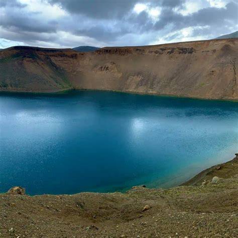 Il cratere Víti con il suo lago turchese
