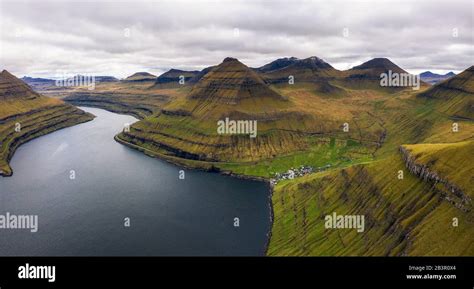 Veduta aerea del fiordo Berufjörður con montagne ripide