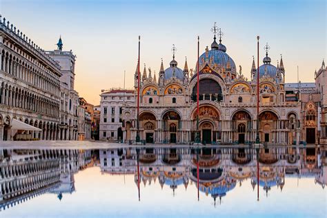 foto della Basilica di San Marco a Venezia al tramonto