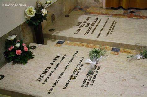 Interno della Basilica di Fatima con le tombe dei pastorelli