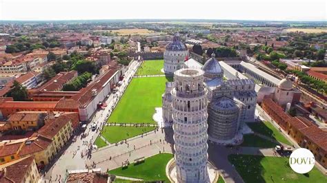 Foto panoramica della città di Pisa con la vista di una chiesa e del Campanile