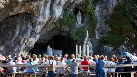 Immagine di fedeli in pellegrinaggio davanti al Santuario di Lourdes o in Piazza San Pietro