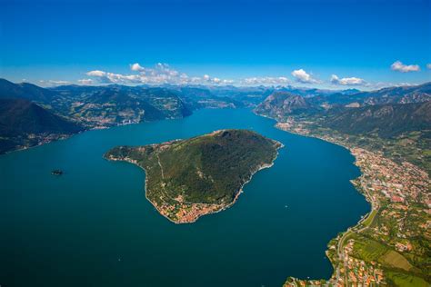 Illustrazione di San Francesco che benedice il Lago d'Iseo dall'Isola di San Paolo
