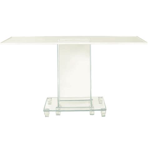 Arredi liturgici moderni in plexiglass, che mostrano un altare e sedie dal design contemporaneo.