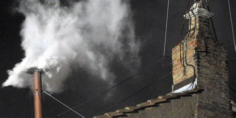 Infografica: schema del sistema a due stufe per le fumate del Conclave