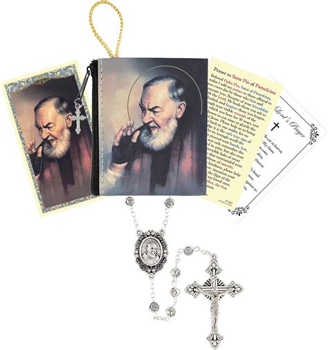 Padre Pio con il Rosario in mano, in meditazione