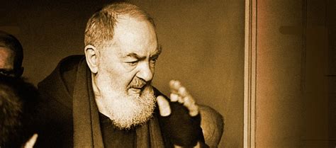 Padre Pio in atto di benedire i fedeli, con un'espressione serena