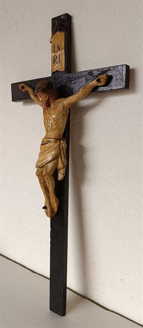 Crocifisso in legno, simbolo della Passione di Cristo