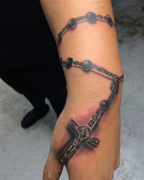 Immagine di tatuaggio rosario sul polso o avambraccio