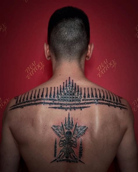 Foto di un tatuaggio Sak Yant in fase di realizzazione