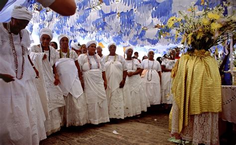 Cerimonia di Candomblé a Bahia con danze e offerte