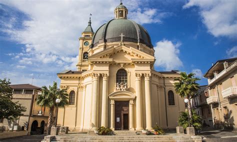Foto della facciata della Chiesa Maria SS. Assunta di Anoia Superiore con la scala a semicerchio e gli stucchi della Trinità e dell'Assunzione