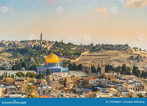 Panorama di Gerusalemme con la Cupola della Roccia in primo piano e la Città Vecchia sullo sfondo.