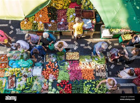 Un mercato locale israeliano con bancarelle piene di spezie, frutta e verdura colorata.