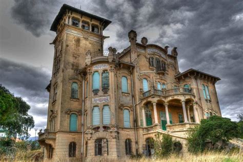 Foto tematica: facciata di Villa Zanelli in stato di restauro o prima del recupero