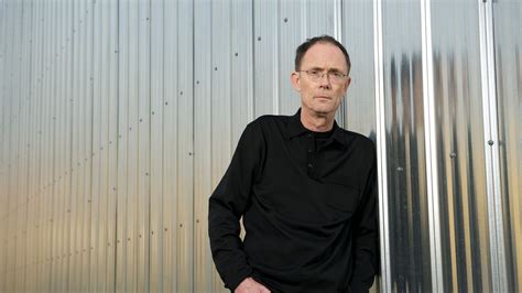 Ritratto di William Gibson, figura chiave del genere cyberpunk