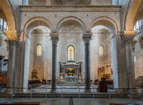 Interno della Cattedrale di San Nicola con affreschi sulla volta e decorazioni barocche