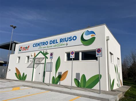 Foto del Centro del Riuso di Sommacampagna, con volontari che organizzano materiali o interagiscono con i visitatori