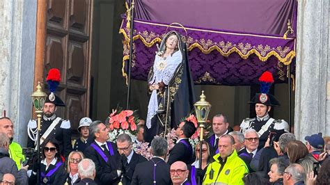 Immagine del corteo della processione della Madonna Addolorata a Molfetta