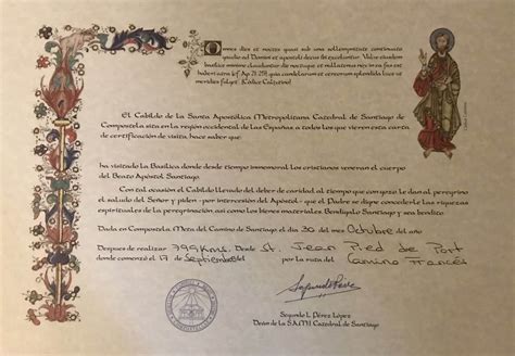 Foto della Compostela, il certificato di pellegrinaggio
