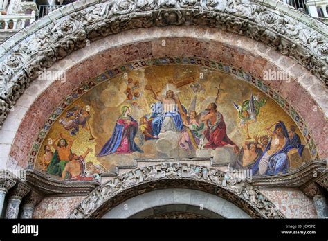 Dettaglio della facciata della vecchia chiesa con statue e mosaici