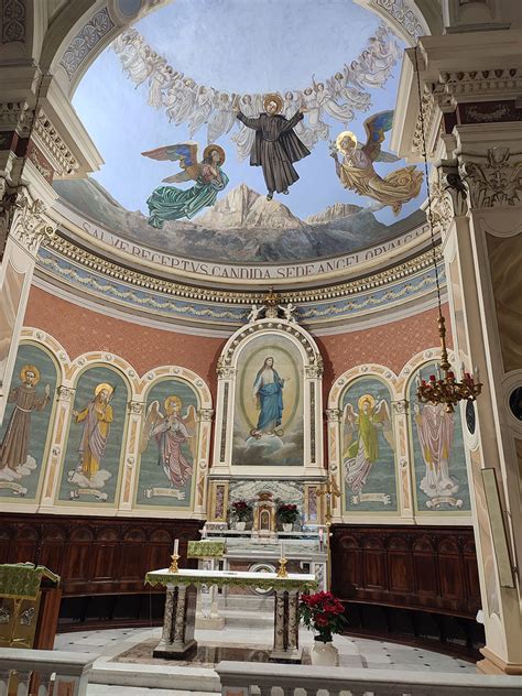 Interno della Cappella di San Gabriele con l'urna del santo