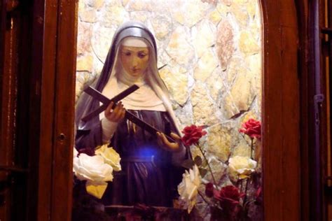 Rappresentazione di Santa Rita che prega per il perdono o per i suoi figli