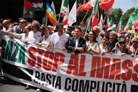 Manifestazione antimafia in Sicilia con bandiere e striscioni