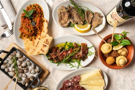 Tavola imbandita con piatti tipici marchigiani e vini locali a Montecarotto